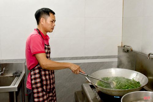 Trung tâm chú trọng từng bữa ăn, bảo đảm đầy đủ dinh dưỡng phù hợp với độ tuổi và tình trạng sức khỏe của người có công.