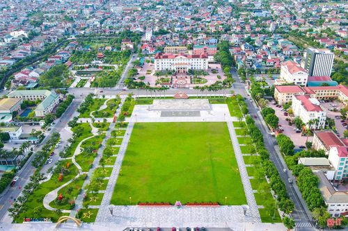 Quảng trường Thành Sen nổi bật với không gian mở và nhiều cây xanh, là nơi diễn ra nhiều sự kiện văn hóa, chính trị lớn của tỉnh.