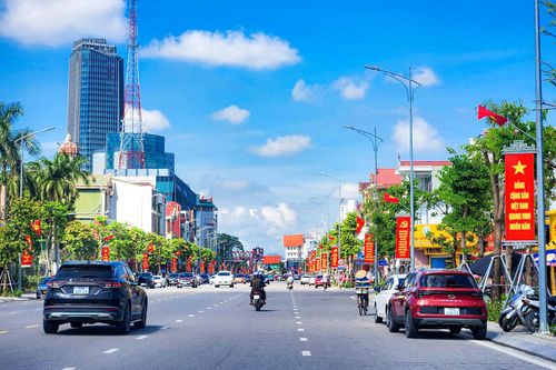 Thành Sen hiện lên với những tuyến phố rộng mở, công trình hiện đại, hệ thống hồ điều hòa, công viên và không gian xanh đan xen. Những công trình được đầu tư qua từng giai đoạn đang góp phần tạo nên diện mạo đô thị ngày càng văn minh, hiện đại, nhưng vẫn giữ được những dấu ấn lịch sử, văn hóa đặc trưng của vùng đất Hà Tĩnh.