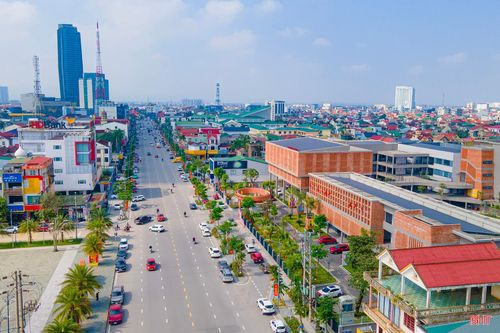 Dọc tuyến đường Phan Đình Phùng là hàng loạt công trình được đầu tư, chỉnh trang khang trang như Quảng trường Thành Sen, Trường THPT Phan Đình Phùng, công viên Lý Tự Trọng… tạo nên một không gian đô thị văn minh, năng động.
