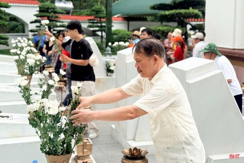 Nhiều người dân lựa chọn trở về Khu di tích Ngã ba Đồng Lộc để tri ân các anh hùng liệt sĩ dịp 2/9.