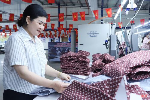 Doanh nghiệp Hà Tĩnh thi đua sản xuất - kinh doanh, góp phần thúc đẩy tăng trưởng kinh tế. Trong ảnh: Hoạt động sản xuất tại Xí nghiệp May 10 Hà Tĩnh.