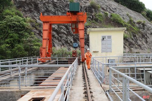 Kỹ sư Nhà máy Thủy điện Hố Hô kiểm tra các thiết bị vận hành.