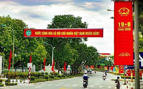 Băng rôn khẩu hiệu được trang trí dọc đường Phạm Văn Đồng, phường Vĩnh Yên, tỉnh Phú Thọ, chào mừng Quốc khánh 2/9. (Ảnh: Hoàng Hùng/TTXVN)