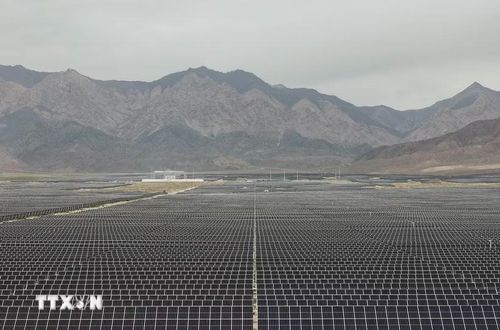 Tổ hợp dự án lưu trữ năng lượng điện Mặt Trời và sản xuất hydro bằng điện Mặt Trời tại thành phố Đức Lệnh Cáp, tỉnh Thanh Hải, Tây Bắc Trung Quốc, ngày 8/7/2026. (Ảnh: THX/TTXVN phát)