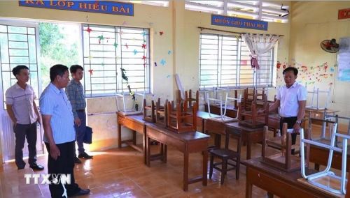 Lãnh đạo xã biên giới Khánh Hưng đi kiểm tra cơ sở vật chất trường lớp trước thềm năm học mới 2026-2027. (Ảnh: TTXVN phát)