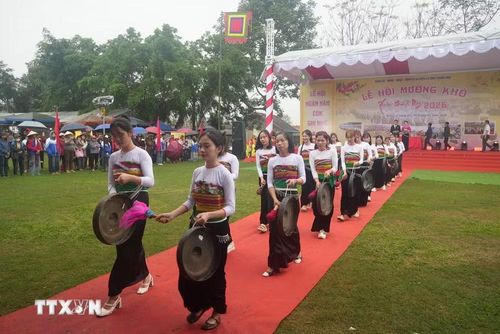 Các thiếu nữ Mường trong sắc phục dân tộc biểu diễn màn hòa tấu cồng, chiêng. (Ảnh: Hoa Mai/TTXVN)