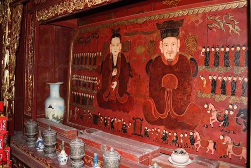 Trong hậu cung Miếu hai Thôn nơi thờ Đức vua Lý Nam Đế và hoàng Hậu Đỗ Thị Khương có một bức tranh tái bản từ bức tranh cổ trước đó. Đây là một trong những bức tranh sơn mài thế kỷ XIX lớn và đẹp ở tỉnh Hưng Yên vẽ vua Lý Nam Đế và hoàng hậu Đỗ Thị Khương giống như các tranh thờ có cùng niên đại. (Nguồn: VTC)