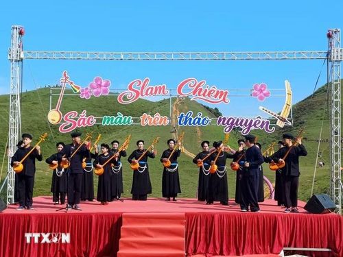 Những điệu múa, lời ca đậm đà bản sắc dân tộc do chính các nghệ nhân và hạt nhân văn nghệ địa phương thể hiện. (Ảnh: TTXVN phát)