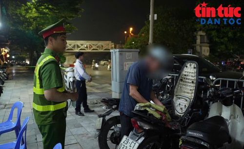 Tổ công tác kiểm tra ông Lò Văn V. (quê Lào Cai) điều khiển xe mô tô biển kiểm soát 29C1-03201.xx, kết quả đo cho thấy người này có nồng độ cồn 0,535 mg/lít khí thở.