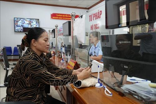 Chị Nguyễn Thị Anh ở thôn Trai Trang, xã Yên Mỹ đến Trung tâm Phục vụ hành chính công xã để xác nhận tình trạng hôn nhân. Ảnh: Mạnh Khánh/TTXVN