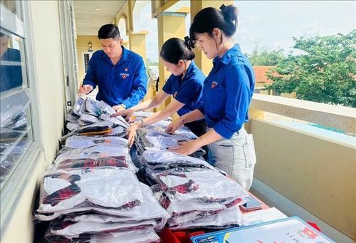 Chương trình “Áo trắng yêu thương - Tiếp sức đến trường”, trao tặng đồng phục, dụng cụ học tập cho học sinh có hoàn cảnh khó khăn trước thềm năm học mới tại xã Đức Huệ. Ảnh: TTXVN phát