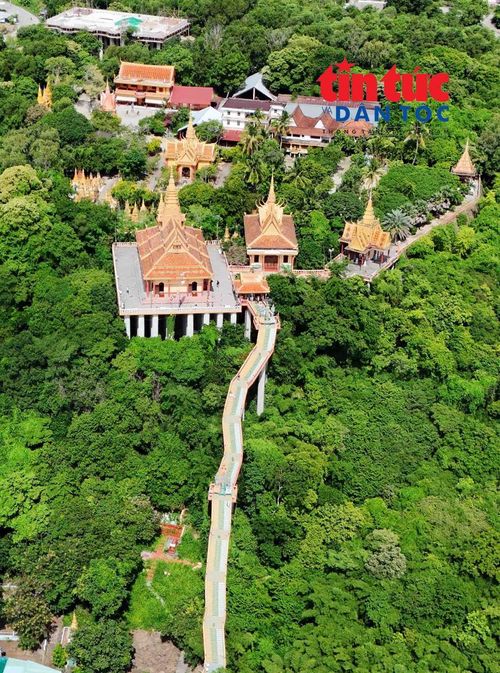 Cầu thang bộ dài khoảng 70m dẫn lên chùa, góp phần tạo điểm nhấn và làm nổi bật tổng thể kiến trúc chùa Tà Pạ.