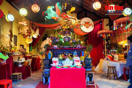 Không gian đình Sơn Trà được trang trí bằng những chiếc lồng đèn mang hình dáng và câu chuyện dân gian.