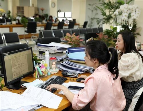 Hoạt động kế toán kiểm soát chi tại Kho bạc Nhà nước Hà Nội. Ảnh tư liệu: Phạm Hậu/TTXVN