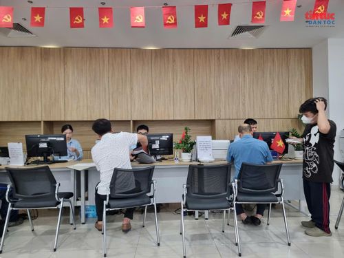 Dù đã làm trực tuyến nhưng các điểm tiếp nhận hồ sơ rất đông người làm thủ tục hành chính công.