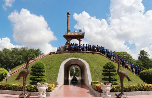 Đông đảo người dân và du khách đến thắp hương tại Thành cổ Quảng Trị. Ảnh: Tường Vi/TTXVN