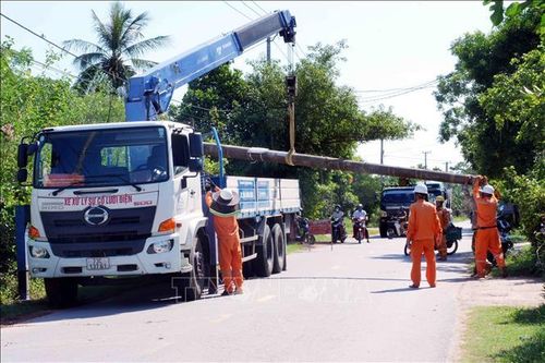 Hàng trăm cột điện không đảm bảo an toàn đã được cán bộ, công nhân ngành Điện lực Quảng Trị thay thế trước mùa mưa bão.