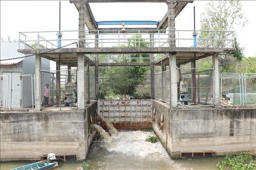UBND thành phố Cần Thơ chỉ đạo các đơn vị quản lý phải quan trắc độ mặn thường xuyên để vận hành đóng, mở cống linh hoạt. Ảnh: Thu Hiền/TTXVN