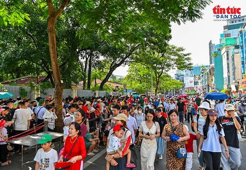 Đông đảo người dân xếp hàng trên phố Ngọc Hà, chờ vào Lăng viếng Chủ tịch Hồ Chí Minh.