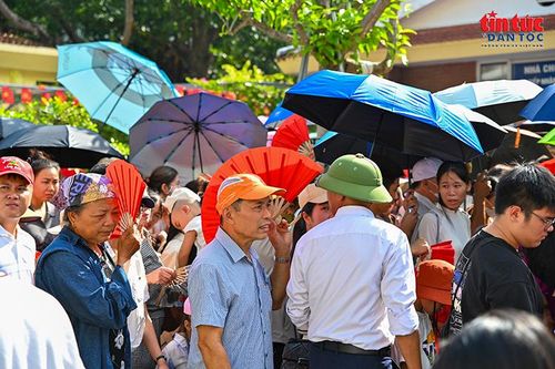 Người dân chờ làm thủ tục vào viếng Bác.