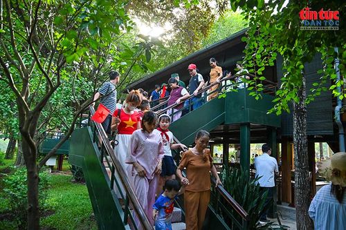 Các gia đình đưa trẻ nhỏ đến tìm hiểu không gian sống giản dị của Chủ tịch Hồ Chí Minh.