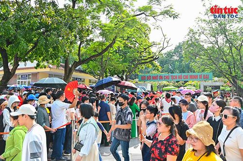 Dòng người tập trung tại khu vực lối vào, tạo thành những hàng dài trong kỳ nghỉ lễ Quốc khánh.