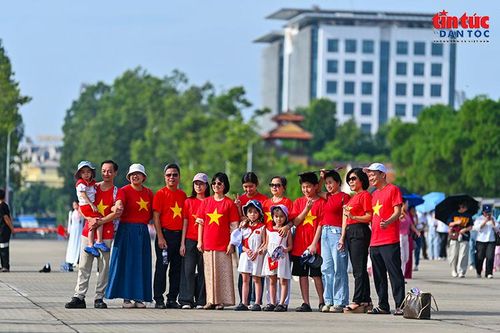 Nhiều gia đình mặc áo cờ đỏ sao vàng đến Quảng trường Ba Đình trong những ngày Tết Độc lập.