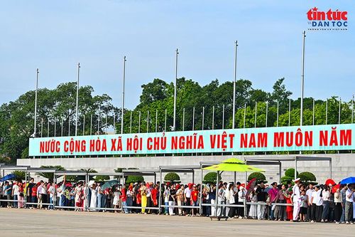 Dòng người nghiêm trang xếp hàng bên Quảng trường Ba Đình, chờ vào Lăng viếng Bác.
