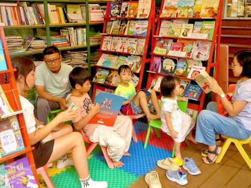 Các gian hàng sách thiếu nhi đón đông độc giả nhí đến tìm hiểu.