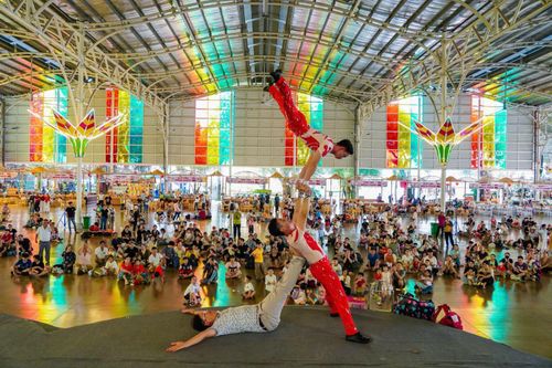Đông đảo gia đình lựa chọn vui chơi trong thành phố thay vì đi xa dịp lễ 2/9.