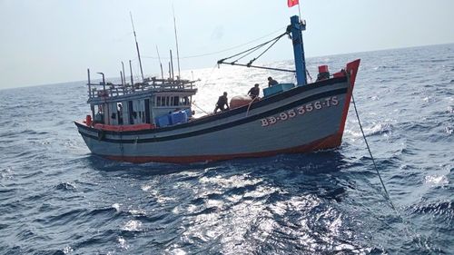 Tàu cá chở ngư dân gặp nạn. Ảnh: Trung Đức