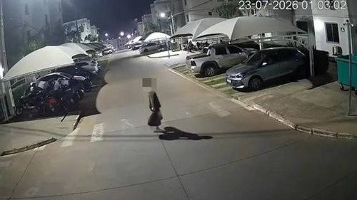 Người phụ nữ mang theo túi ni lông đựng em bé sơ sinh bên trong. Nguồn: Newsflash