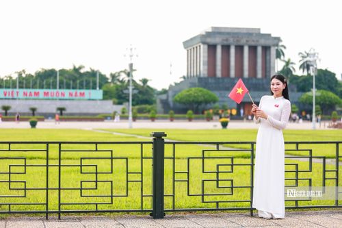 Trong những ngày này, không chỉ Quảng trường Ba Đình mà cả Hà Nội được trang hoàng bởi nhiều biểu ngữ, pa nô chào mừng ngày Quốc khánh 2/9.