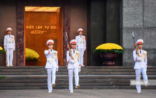 Trước khi thực hiện nghi lễ, cửa Lăng được mở ra, bên trong nổi bật dòng chữ: Không có gì quý hơn độc lập, tự do.