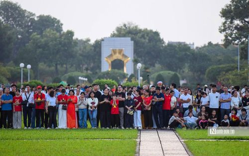Phía bên ngoài Quảng trường Ba Đình, rất nhiều người dân tập trung để được xem nghi lễ thượng cờ trang nghiêm mừng 81 năm Quốc khánh 2/9.