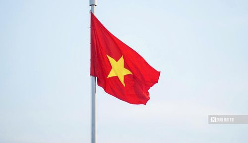 Quốc kỳ tung bay trong gió. Riêng tối 1/9 sẽ không có lễ hạ cờ và treo cờ liên tục tới ngày 2/9, do đó, Lễ Thượng cờ sáng 1/9 được ghi nhận là Lễ Thượng cờ chính thức dịp kỷ niệm Quốc khánh 2/9.