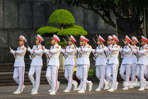 Sau khi hoàn tất lễ thượng cờ, các chiến sĩ diễu binh qua lăng Bác.