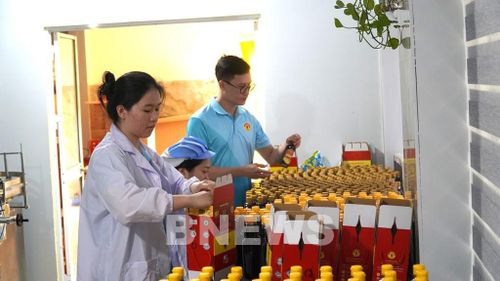 Anh Nguyễn Huỳnh Anh Khoa, Giám đốc cty TNHH kinh doanh nước mắm truyền thống Phú Quốc Huỳnh Khoa tư vấn khách hàng kiểm tra quy trình dán nhãn sản phẩm. Ảnh: Văn Sĩ-TTXVN