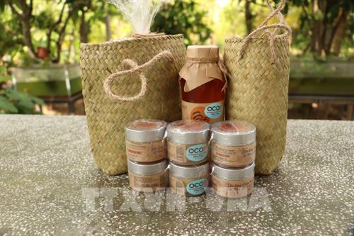 Sản phẩm mật ong OCOP 3 sao là lựa chọn làm quà tặng của du khách nước ngoài khi đến tham quan Cù lao Thới Sơn, tỉnh Đồng Tháp. Ảnh: Hồng Nhung - TTXVN