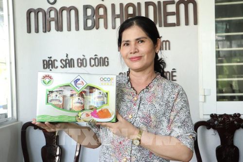 Bộ sản phẩm OCOP 4 sao của Mắm Bà Hai Diễm, Phú Thành (Đồng Tháp) được nhiều khách du lịch nước ngoài lựa chọn làm quà tặng. Ảnh: Hồng Nhung - TTXVN