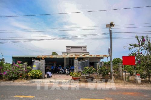 Đèn năng lượng mặt trời được lắp đặt trước nhà dân góp phần mang ánh sáng đến vùng biên Tây Ninh. Ảnh: Giang Phương - TTXVN