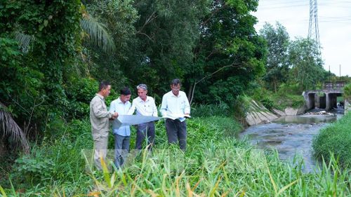 Cán bộ Chi cục Thủy lợi tỉnh Tây Ninh, khảo sát hiện trạng kênh T4A - Suối Bà Tươi, phục vụ tiêu nước cho Khu công nghiệp Phước Đông. Ảnh: Minh Phú - TTXVN