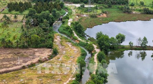 Kênh T4A - Suối Bà Tươi dài khoảng 4.561m có nhiệm vụ tiêu nước cho Khu công nghiệp Phước Đông, khu dân cư và diện tích sản xuất nông nghiệp. Ảnh: Minh Phú – TTXVN