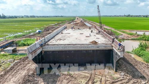 Một hạng mục cầu trong dự án thành phần 2 cao tốc Châu Đốc - Cần Thơ - Sóc Trăng đang được gấp rút thi công. Ảnh: Thanh Liêm - TTXVN