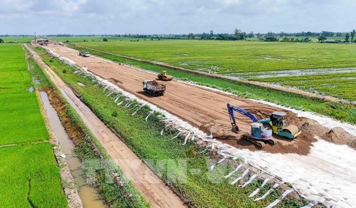 Dự án thành phần 2, cao tốc Châu Đốc - Cần Thơ - Sóc Trăng có tổng nhu cầu cát hơn 5,1 triệu m3, hiện đã xác định nguồn khoảng 5,3 triệu m3. Ảnh: Thanh Liêm - TTXVN