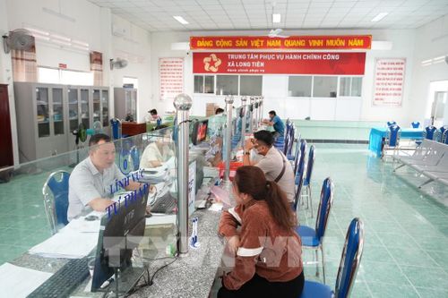 Người dân đến làm thủ tục hành chính tại Trung tâm Phục vụ hành chính công xã Long Tiên. Ảnh: Công Trí-TTXVN