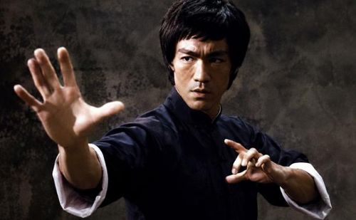 Lý Tiểu Long biến tốc độ và những cú ra đòn thành dấu ấn riêng trên màn ảnh.