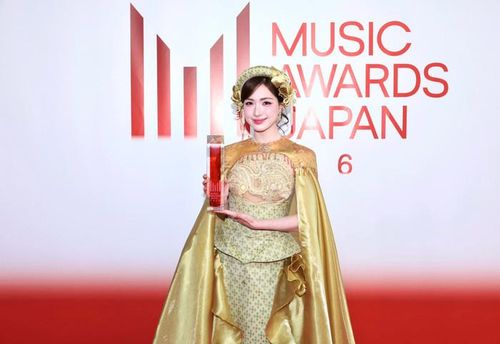 Hòa Minzy nhận giải thưởng tại Music Awards Japan 2026. Ảnh: FBNV