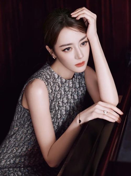 Địch Lệ Nhiệt Ba không sử dụng quá nhiều phụ kiện hay những cách tạo dáng cầu kỳ mà chủ yếu tập trung vào ánh mắt và biểu cảm.